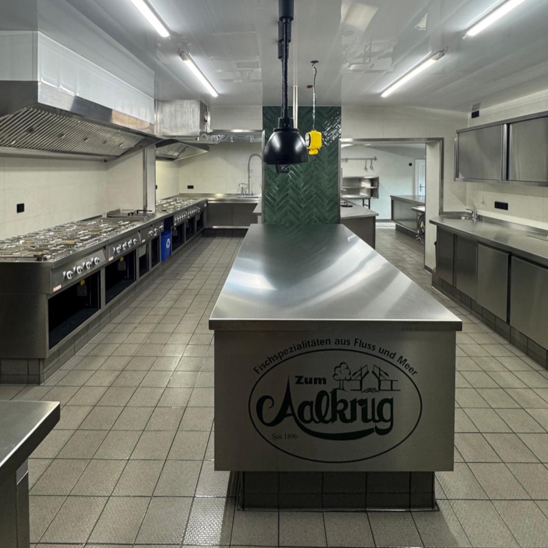 Restaurantküche mit Kochlinie